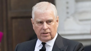 Бывший принц Эндрю впервые появился на публике спустя четыре недели после задержания