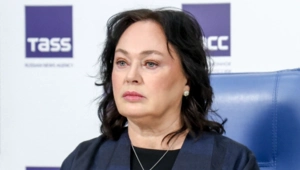 Лариса Гузеева в инвалидном кресле отправилась в путешествие с известным актером Лариса Гузеева в инвалидном кресле отправилась в путешествие с известным актером