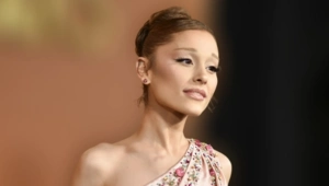 Ариана Гранде использовала мотив рождественского хита Мэрайи Кэри для шутки о плотном графике