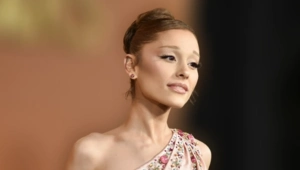 Ариана Гранде использовала мотив рождественского хита Мэрайи Кэри для шутки о плотном графике