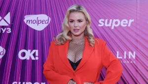 Анна Семенович исполнила мечту мамы, подарив ей роскошную теплицу