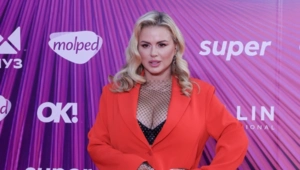 Анна Семенович исполнила мечту мамы, подарив ей роскошную теплицу