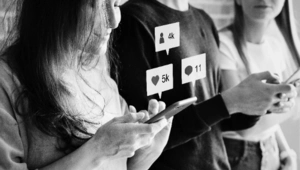 В Австралии ввели запрет на соцсети подросткам до 16 лет