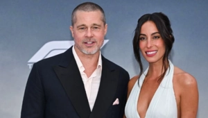 Брэд Питт вышел в свет с возлюбленной Инес де Рамон в зеленом худи и с усами