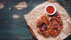 Самые вкусные куриные крылышки, которые расхватают вмиг: рецепт маринада и жарки на мангале