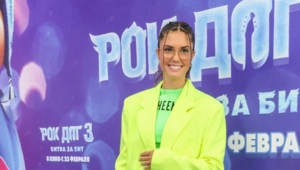 13-летний сын Агаты Муцениеце и Павла Прилучного поднял маму на руки 13-летний сын Агаты Муцениеце и Павла Прилучного поднял маму на руки