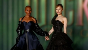 Синтия Эриво стала мемом после защиты Арианы Гранде, фанаты просят снять их в новом «Телохранителе» Синтия Эриво стала мемом после защиты Арианы Гранде, фанаты просят снять их в новом «Телохранителе»