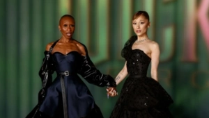 Синтия Эриво стала мемом после защиты Арианы Гранде, фанаты просят снять их в новом «Телохранителе»