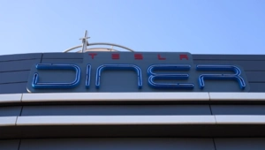 В Лос-Анджелесе открылся первый ресторан Tesla Diner, где еду подают роботы