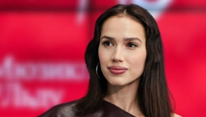 Алина Загитова предстала в неожиданном образе: вместо локонов — эффектная челка Алина Загитова предстала в неожиданном образе: вместо локонов — эффектная челка