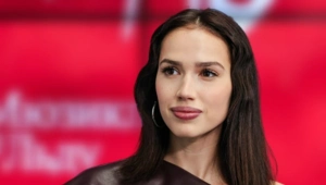 Алина Загитова предстала в неожиданном образе: вместо локонов — эффектная челка Алина Загитова предстала в неожиданном образе: вместо локонов — эффектная челка