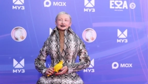 MARGO появилась на Премии МУЗ-ТВ в гнезде: её несли четверо мужчин