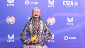 MARGO появилась на Премии МУЗ-ТВ в гнезде: её несли четверо мужчин