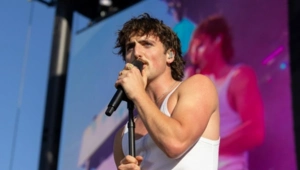 Бенсон Бун — о сальто вместе с Беном Стиллером и о мемных сравнениях с Гарри Стайлсом