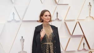 Расставшуюся с мужем Натали Портман заметили в компании молодого актера Расставшуюся с мужем Натали Портман заметили в компании молодого актера