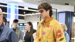 Джейкоб Элорди заказал кастомную куртку с отсылками к своей карьере и жизни Джейкоб Элорди заказал кастомную куртку с отсылками к своей карьере и жизни