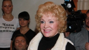 82-летняя Шаврина вышла в свет с молодым мужем