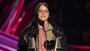 Билли Айлиш высказалась о проблемах из-за слишком большой груди Билли Айлиш высказалась о проблемах из-за слишком большой груди