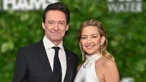 Хью Джекман и Кейт Хадсон поколядовали и поздравили случайную семью с наступающим Рождеством