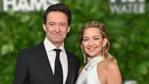 Хью Джекман и Кейт Хадсон поколядовали и поздравили случайную семью с наступающим Рождеством