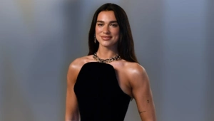 Дуа Липа примерила архивное свадебное платье Кейт Мосс от Versace