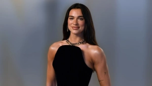 Дуа Липа примерила архивное свадебное платье Кейт Мосс от Versace Дуа Липа примерила архивное свадебное платье Кейт Мосс от Versace