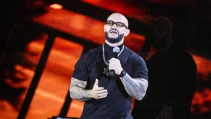 Джиган вышел на сцену новогоднего шоу «Танцы! Ёлка! МУЗ-ТВ!» с сыном