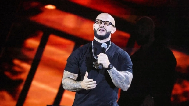 Джиган вышел на сцену новогоднего шоу «Танцы! Ёлка! МУЗ-ТВ!» с сыном