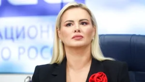 Анна Семенович сравнила любовь в 20 и 40 лет: «Ты уже умеешь уступать»
