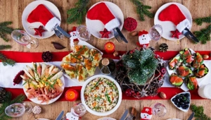 Как накрыть красивый новогодний стол, если посуда «как есть»