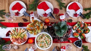 Как накрыть красивый новогодний стол, если посуда «как есть»