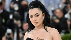 Charli XCX распрощалась с эрой BRAT и начала новую главу в карьере