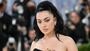 Charli XCX распрощалась с эрой BRAT и начала новую главу в карьере