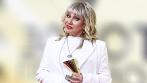 Солистка «Комбинации» Татьяна Иванова вышла на сцену с гипсом на руке Солистка «Комбинации» Татьяна Иванова вышла на сцену с гипсом на руке