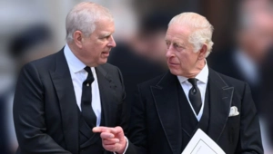 Карл III лишил брата Эндрю титула принца и выгнал его из Виндзорского замка Карл III лишил брата Эндрю титула принца и выгнал его из Виндзорского замка