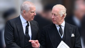 Карл III лишил брата Эндрю титула принца и выгнал его из Виндзорского замка