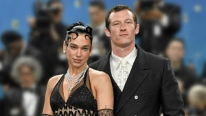 Дуа Липа надела футболку с изображением жениха в образе героя фильма «Вечность» Дуа Липа надела футболку с изображением жениха в образе героя фильма «Вечность»