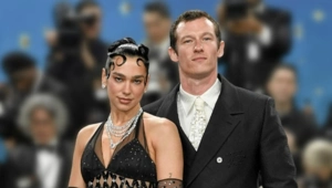 Дуа Липа надела футболку с изображением жениха в образе героя фильма «Вечность»