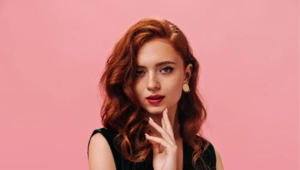 Прическа на Новый год: простые укладки, которые выглядят как из салона