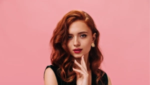 Прическа на Новый год: простые укладки, которые выглядят как из салона