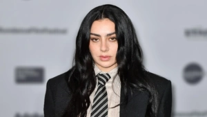 Charli XCX выпустила клип «Residue» в поддержку псевдодокументального фильма «Момент»