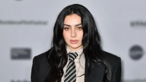 Charli XCX выпустила клип «Residue» в поддержку псевдодокументального фильма «Момент»