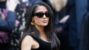 Поседевшая Сальма Хайек посетила неделю моды с мужем-миллиардером