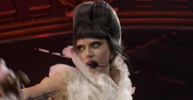 Леди Гага прервала концерт в Австралии после падения одного из танцоров со сцены