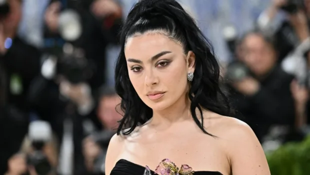 Charli XCX раскрыла треклист нового альбома и представила коллаборацию с Дэвидом Кроненбергом Charli XCX раскрыла треклист нового альбома и представила коллаборацию с Дэвидом Кроненбергом