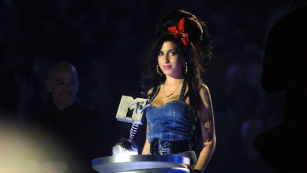 Отец Эми Уайнхаус проиграл суд из-за вещей певицы, проданных с аукциона