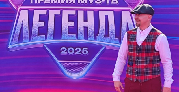 Серёга прибыл на премию МУЗ-ТВ 2025 на мотоцикле