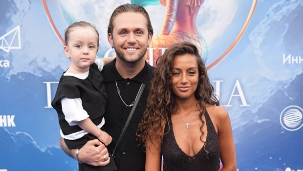 Семью Влада Соколовского запугивают: угрозы сыну, жене и фото на кладбище