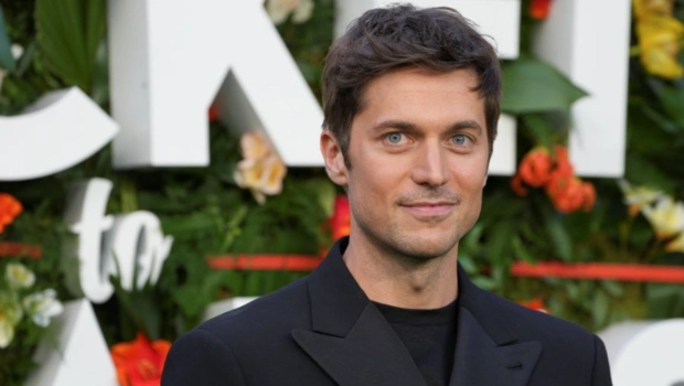 Звезда сериала «Эмили в Париже» Лукас Браво рассказал, о чем ненавидит разговаривать с людьми