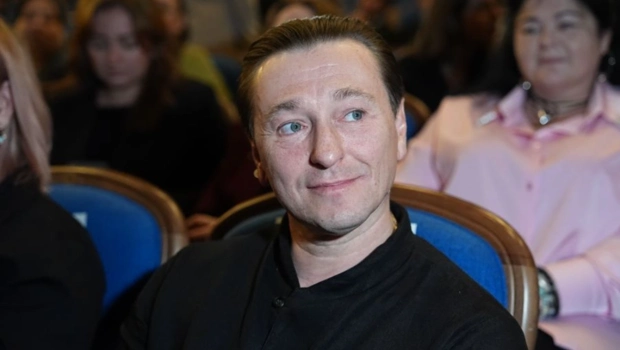 Сергей Безруков требует полмиллиона рублей за продажу масок со своим лицом